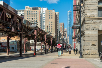 芝加哥街与交通之间的火车循环在<strong>现代</strong>和古董建筑市中心芝加哥密歇根大道芝加哥伊利诺斯州曼联州业务和<strong>现代运输</strong>概念