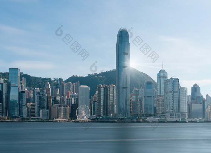 场景在香港香港城市景观河一边的下午与光滑的云维多利亚港口提出了的现代建设概念