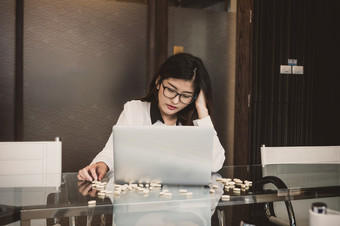 亚洲抑郁女商人与休闲西装认真的行动而工作与电脑移动PC和取医学现代会议房间办公室业务生活方式和抑制概念