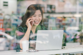 肖像亚洲女商人休闲西装会说话的和工作与技术移动PC幸福行动的桌子上旁边的玻璃现代办公室业务老板和企业家概念