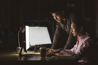 亚洲女商人和商人工作硬晚些时候在一起与技术电脑办公室客户服务和调用中心团队工作与的同事们为成功成就项目概念