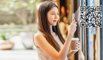 亚洲年轻的女人手使用聪明的移动电话扫描酒吧代码和代码电影票机为买和得到的优惠券部门商店生活方式和休闲技术扫描仪概念