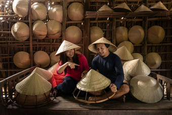 亚洲夫妇旅行者工匠使的传统的越南他的老传统的房子托伊福克村hochiminh城市越南传统的艺术家概念