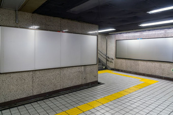 <strong>空白</strong>广告牌位于地下大厅地铁为广告模型概念低光速度快门