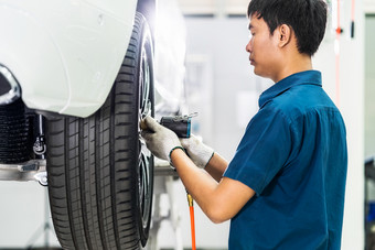 亚洲机械师检查和修复的车轮子维护服务中心哪一个部分展厅技术员工程师专业工作为客户车修复和维护概念