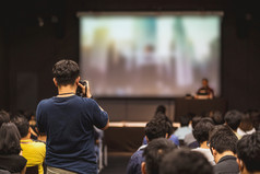 后视图摄影师采取照片亚洲演讲者会说话的的阶段的研讨会会议房间会议教育和车间联系和启动业务概念