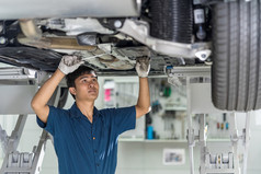 亚洲机械师修复和光下的车维护服务中心哪一个部分展厅技术员工程师专业工作为客户车修复和维护concet