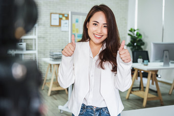 肖像亚洲业务女人与拇指就像当记录视频为社<strong>会影</strong>响现代工作场所人类资源和小业务老板视频博客和社<strong>会</strong>网络概念