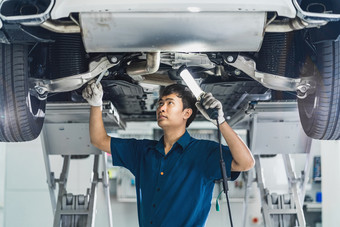 特写镜头亚洲机械师手修复下的车维护服务中心哪一个部分展厅技术员工程师专业工作为客户车修复和维护concet