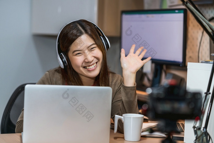 亚洲业务女人使用技术移动PC和工作从首页首页办公室自由和企业家相机采取视频视频博客影响生活社会距离和自我责任