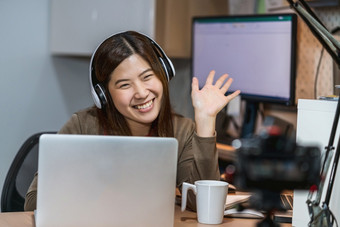 亚洲业务女人使用技术移动PC和工作从首页首页办公室自由和企业家相机采取<strong>视频视频</strong>博客影响<strong>生活</strong>社会距离和自我责任