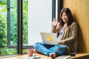 亚洲业务女人使用技术移动PC和工作从首页与说<strong>你好</strong>再见自由和<strong>企业</strong>家有创意的设计和博主社会距离和自我责任概念