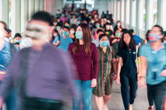 <strong>亚洲女人</strong>走和站之间的人群模糊认不出来业务人穿外科手术面具为防止冠状病毒爆发冲小时工作一天曼谷运输