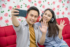 亚洲视频博客结婚了夫妇采取视频和流生活出席者通过移动电话社会媒体通道说你好和再见再见情人和情人节视频博客和影响者自由概念