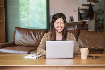 亚洲业务女人使用技术移动PC和耳机为工作从首页室内房子视频会议调用创业公司和业务老板社会距离和自我责任