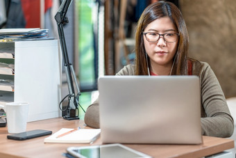 亚洲业务女人使用技术移动PC和工作从首页卧室视频会议和教育创业公司和业务老板生活方式占领社会距离和自我责任