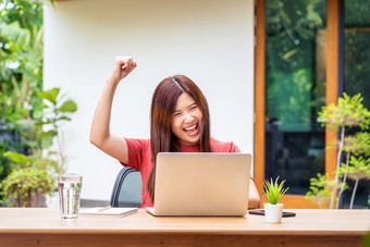 亚洲业务女人使用技术移动PC和<strong>庆祝</strong>当工作<strong>成功</strong>形式工作从首页户外首页和花园创业公司和业务老板社会距离和自我责任