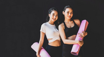 肖像夫妇运动亚洲女人站和微笑穿运动服装好和裤子时尚的姿势位置体育运动俱乐部社区体育和医疗保健概念