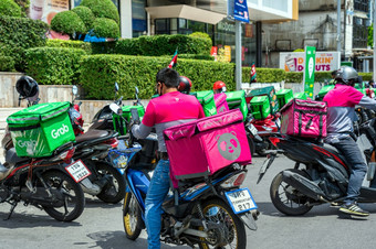 曼谷泰国4月抓住食物车手骑的摩托车出食物交付<strong>服务点</strong>4月曼谷泰国科维德爆发使食物交付服务受欢迎的