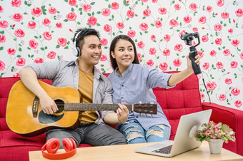 亚洲视频博客结婚了夫妇玩的音乐和采取视频和流生活出席者通过移动电话社会媒体通道情人和情人节视频博客和影响者自由概念