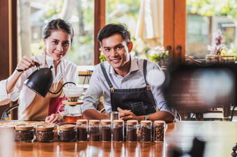 相机采取视频亚洲两个合作伙伴小业务老板视频博客显示和展示的<strong>如何</strong>使咖啡滴方法企业家博主和启动业务概念