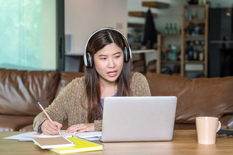 亚洲业务女人使用技术移动PC和耳机为工作从首页室内房子视频会议调用创业公司和业务老板社会距离和自我责任