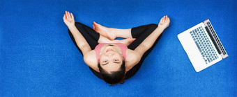 横幅亚洲女人练习瑜伽从<strong>首页</strong>与移动PC当科维德爆发<strong>健康</strong>的冥想锻炼锻炼<strong>首页</strong>冠状病毒流感大流行和检疫体育和医疗保健概念