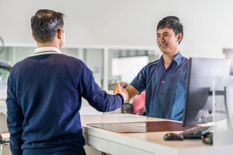 亚洲机械师握手与的客户和领袖维护服务中心哪一个部分展厅业务和客户哪概念