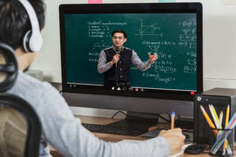 后视图亚洲学生学习与老师在的物理公式的泰国拉瓜格黑色的董事会通过视频调用会议当新冠病毒流感大流行教育和社会距离概念