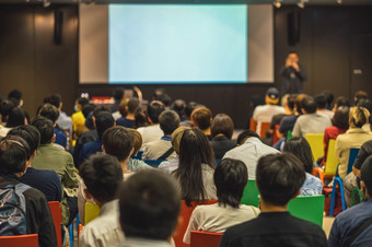 后视图亚洲观众加入和听演讲者会说话的的阶段的研讨会会议房间会议大厅教育和<strong>车间</strong>联系和启动业务概念