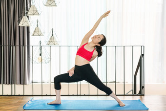 亚洲女人练习瑜伽从首页当科维德爆发和封锁健康的冥想锻炼瑜伽锻炼首页冠状病毒流感大流行和检疫体育和医疗保健概念