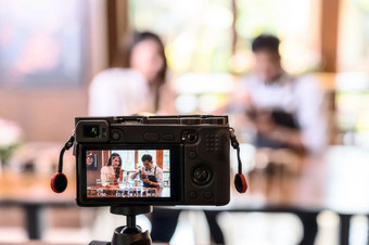 相机采取视频两个亚洲咖啡师展示杯咖啡气味咖啡豆和显示观众咖啡商店使表示和美国小业务老板和影响者概念