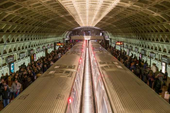 华盛顿美国三月未定义的乘客等候为升高火车以上的铁路跟踪华盛顿地铁系统运输地下地铁3月美国