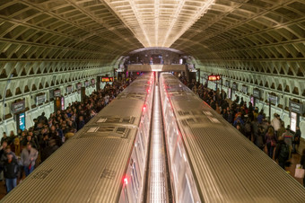华盛顿美国三月未定义的乘客等候为升高火车以<strong>上</strong>的铁路跟踪华盛顿<strong>地铁</strong>系统运输地下<strong>地铁</strong>3月美国