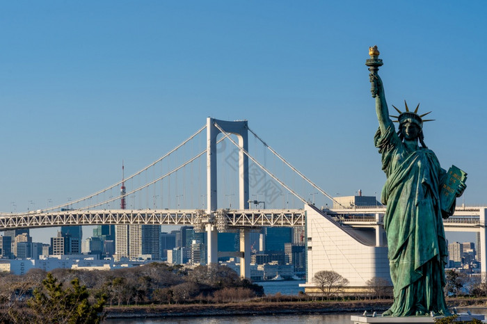 雕像自由和彩虹桥位于台场东京日本图片