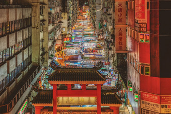 莫角在香港香港7月前视图场景公共寺庙街7月邱亭站区域在香港香港寺庙街的大多数著名的晚上市场在香港香港