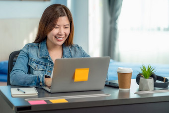 亚洲业务女人使用技术移动PC和工作从首页室内卧室房子视频会议调用创业公司和业务老板社会距离和科维德爆发新正常的概念