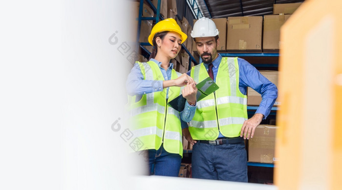 经理仓库工人分配和命令严重的看助理经理女人当地的仓库工厂亚洲和白色高加索人人合作伙伴和的同事工作在一起概念