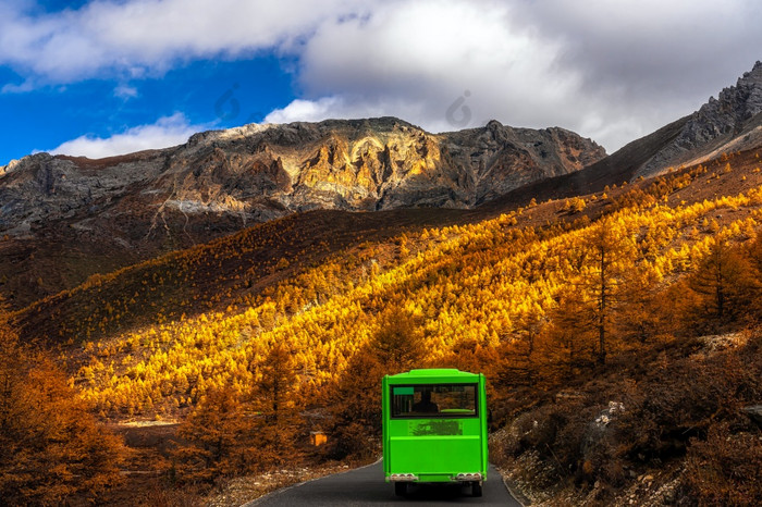 电车运行在的山秋天季节雅自然储备稻城县西南四川省中国旅行和旅游著名的的地方和具有里程碑意义的概念