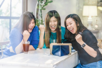 集团三个亚洲女商人自由职业者工作与成功快乐行动和庆祝的工作空间启动小业务企业家和伙伴关系工作工作场所概念