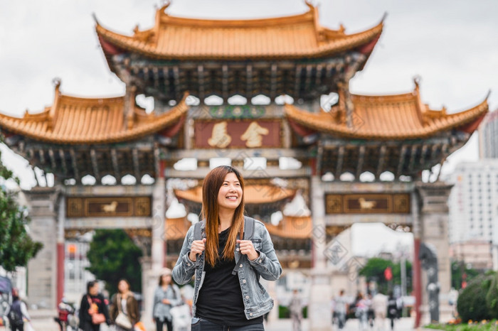 亚洲旅行者女人看和观光当旅行在的jinbi广场昆明中国旅行和旅游中国文化和传统的著名的的地方和具有里程碑意义的概念