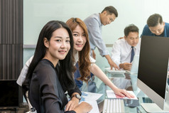 集团亚洲业务人与休闲西装工作和会说话的在一起的现代办公室人业务集团概念