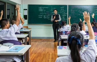 亚洲老师给教训在的的物理公式的泰国拉瓜格黑色的董事会学校<strong>教室</strong>和学生显示的手为回答学校教育概念的老师写了自己