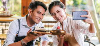横幅夫妇亚洲两个合作伙伴小业务老板采取自拍和展示的面包店咖啡商店当reccord视频博客蛋糕和甜点企业家博主和启动业务概念