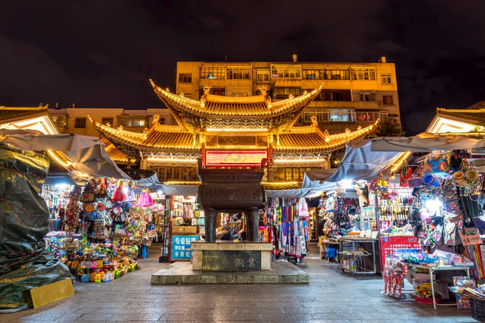 昆明中国10月场景中国寺庙宝塔与晚上市场周围jinbi广场10月昆明中国旅行和旅游著名的和具有里程碑意义的概念
