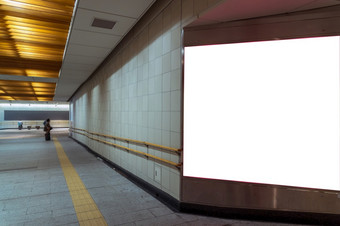 人行道与空白广告牌位于地下大厅地铁为广告模型概念低光速度快门