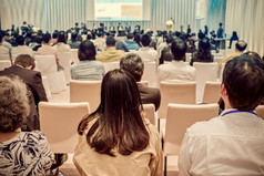 演讲者的阶段与后视图观众的会议大厅研讨会会议业务和教育关于投资概念