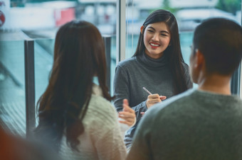 亚洲女人专业心理学家医生给的咨询情人病人哪一个有的关系问题现代生活房间房子<strong>医院</strong>考试房间<strong>精神</strong>健康概念