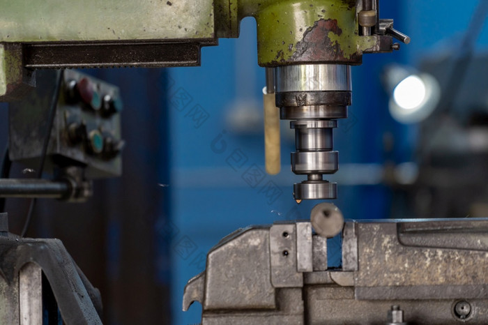 专业机械师手工作与铣机金属加工工厂车床金属加工行业概念