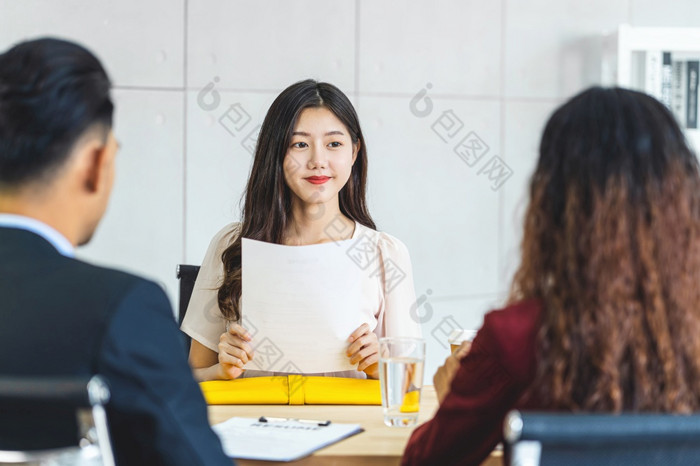 年轻的亚洲女人研究生持有的重新开始文档和准备两个经理之前开始工作面试与积极的运动会议房间业务招聘新成员概念